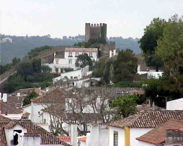 Fatima tours - The walls of Obidos were rebuilt in the XII, XIV and XVI centuries and some parts are 13 m high. King Dinis tower is 30 meters high. I advise you to go up to see the view.