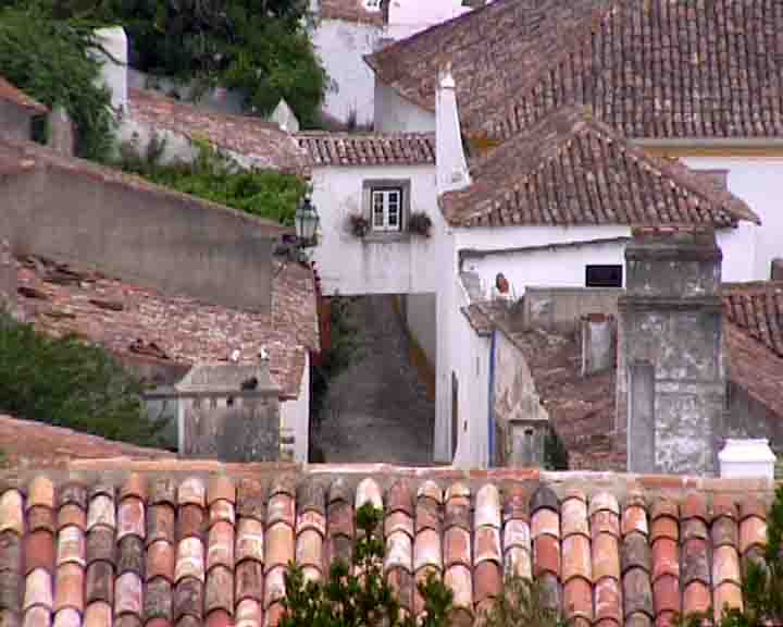 Fatima tours - Like in many other medieval towns in Portugal, we see a house at the top of an arch.