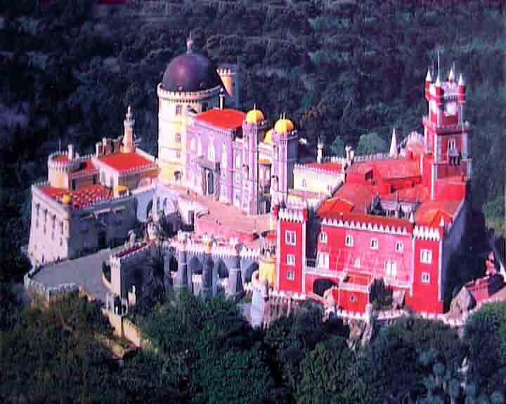 Enjoy our tourist attractions with our guides. Go to Fatima, Batalha, Nazare, Obidos, Evora and Coimbra.