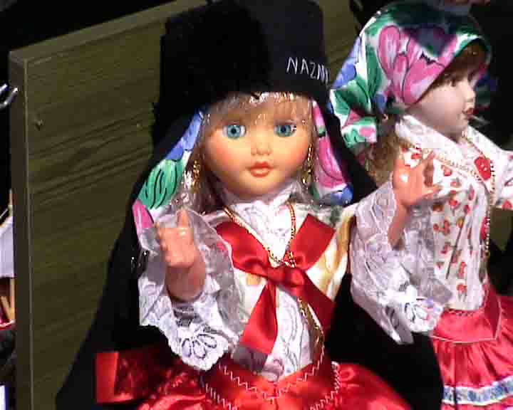 Nazare tours - Women also walk barefoot with a flowery white shirt, a flowery vest, and by tradition they wear 7 skirts, one on top of the other (= seven days of the week, 7 colours of the rainbow), an apron of embroidered silk, a wool scarf, black hat with a ball at the end.