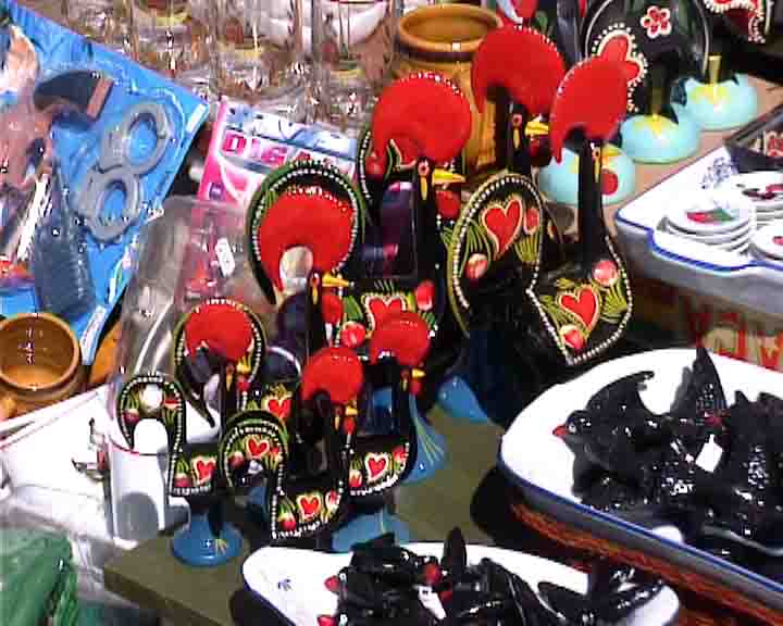 Nazare tours - the rooster, the symbol of Portugal, is also present in Nazare handicraft.