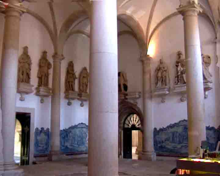 In this room there are statues of all the kings of Portugal, from the 12th century untill the 18th century.