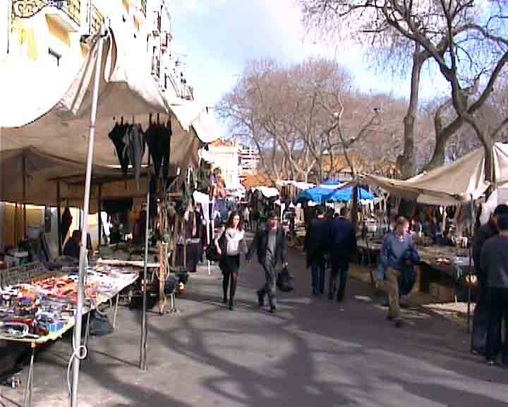 Lisbon images - In the many markets of Lisbon you find real bargains. This one is the flee market.