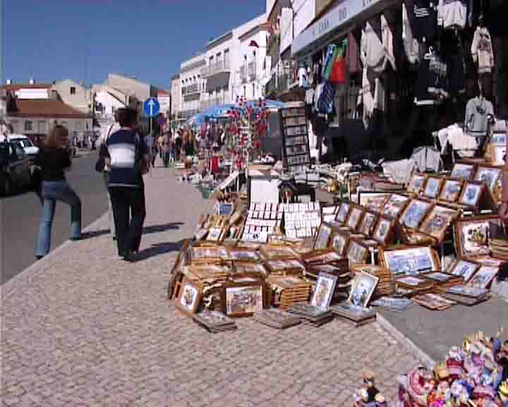 Nazare tour - The main business here is trading fresh, salted and dry fish, shellfish, vegetables, fruit, corn, cattle, wine and handicraft. Nazar� lives mainly on tourism and fishing.