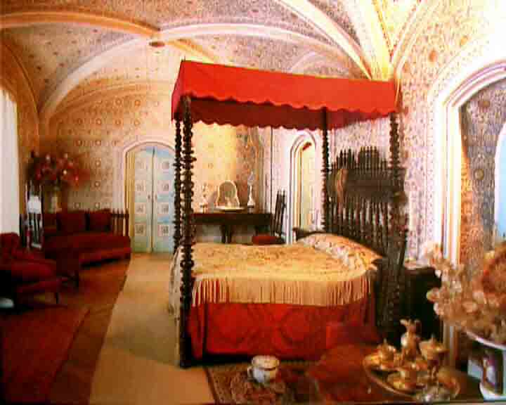 This was the first palace to have a bathroom. The decoration on the walls and ceiling in arab style is astonishing.