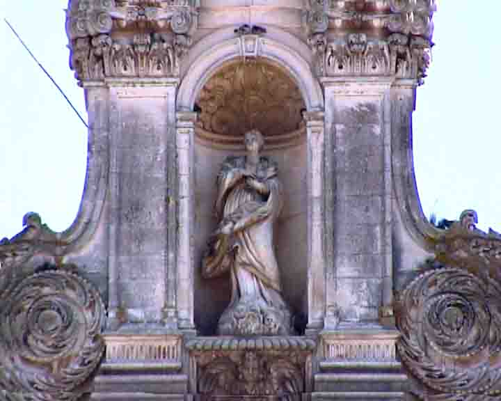 At the top of the fa�ade, stands Our Lady of Alcobaca, to whom the temple is dedicated.