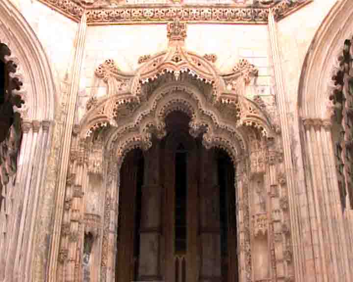 Fatima tours - This is the most beautiful manueline door there is in Portugal, a lacework in stone.