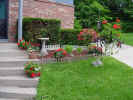 FrontGardenWithSteps.jpg (118964 bytes)