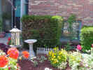FrontGarden.jpg (113056 bytes)