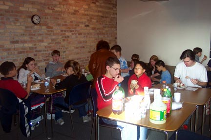 lunch1.jpg (59194 bytes)