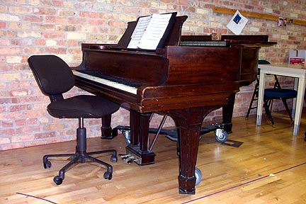 piano.jpg (71807 bytes)