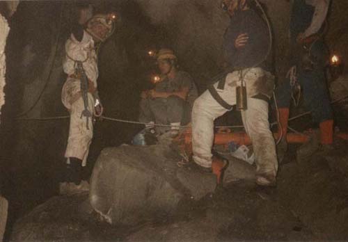 Ya adentro de la caverna