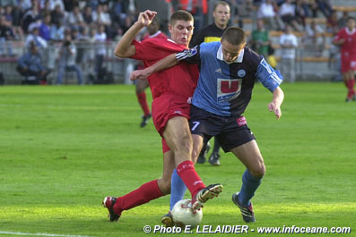 Ten sam mecz. Tym razem Gerrard pr�buje odebra� Le Tallec'owi pi�k�.