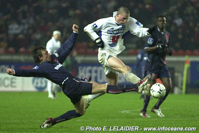 Przebojowe wej�cie Le Talleca w meczu z PSG. 15.01.2003