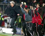 Klaus Toppmoeller (z lewej, trener Bayeru Leverkusen) po ko�cowym gwizdku. Foto by Frank Augstein/AP