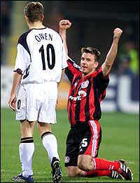 Michael Owen i Bernd Schneider po ko�cowym gwizdku. Foto by Mark Robinson/The Sun