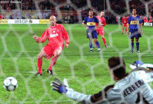 Gary McAllister strzelaj�cy karnego w finale Pucharu UEFA w 2001