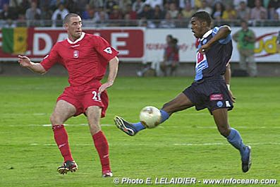 R�wnie� mecz z Liverpoolem. Perfekcyjne opanowanie pi�ki to jeden ze znak�w firmowych Pongolle.