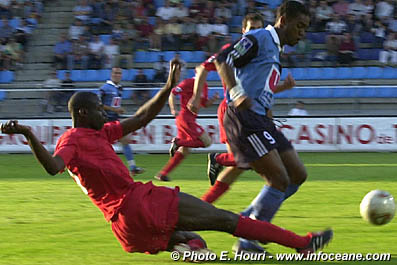 Towarzyski mecz przeciwko Liverpoolowi. 19.07.2002. The Reds wygrali 1:0. Na zdj�ciu Diarra pr�buje odebra� pi�k� Pongolle.