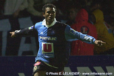 "French wonderboy" �wi�tuje zdobycie bramki w meczu z Nice (2:1). 24.05.2003.