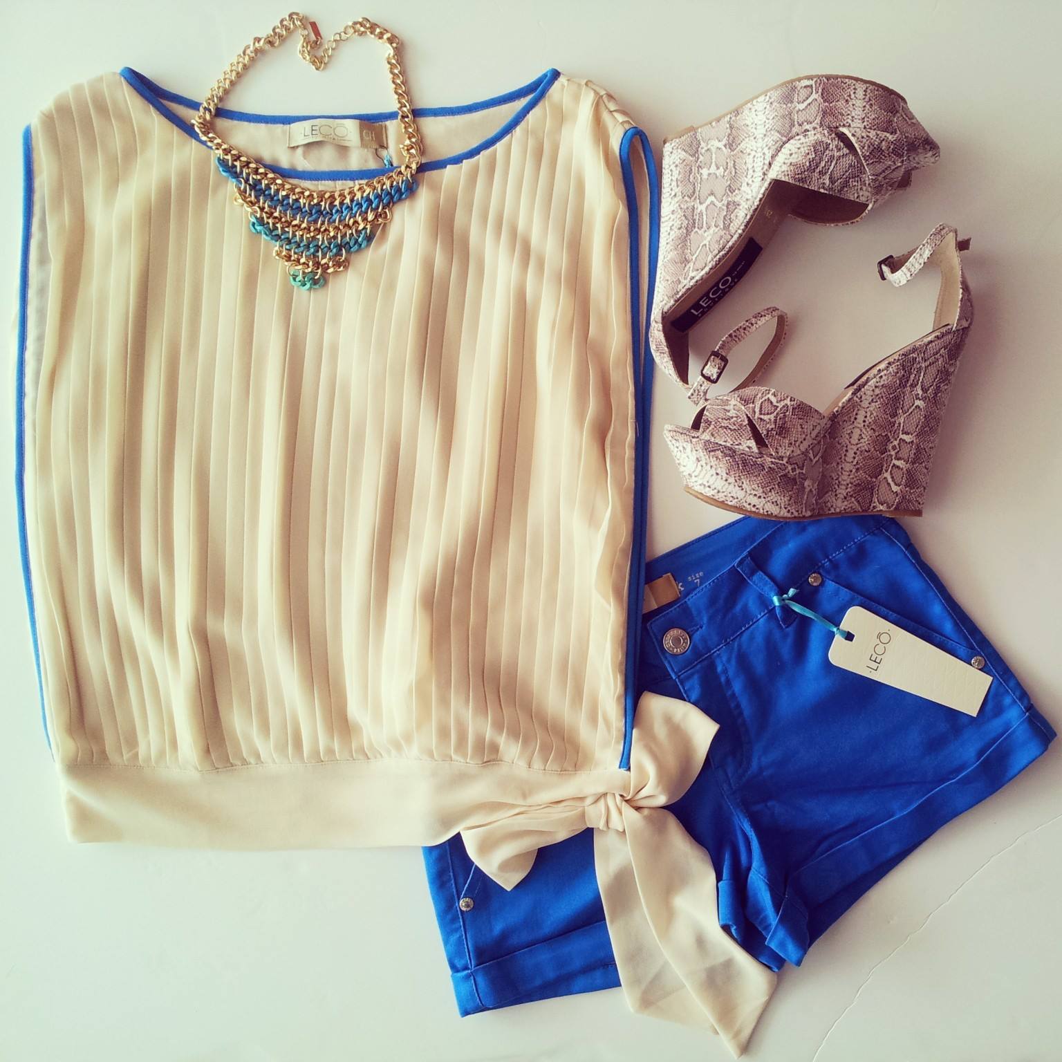 Paquete Blusa sin mangas,Zapatillas tacon corrido,short corto y accesorio