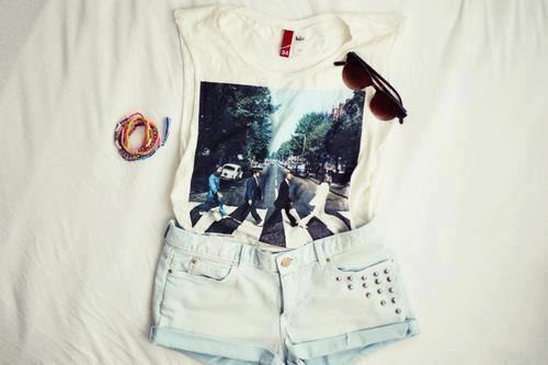 Blusa sin mangas con estampado,lentes de sol,pulsera y short corto mezclilla