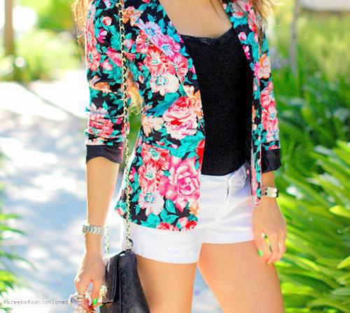 Blusa negra tirantes,short corto de vestir,saco floreado,accesorios y bolso de mano