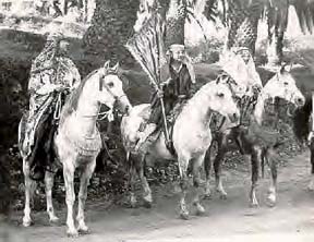 Moneyna (in middle)
