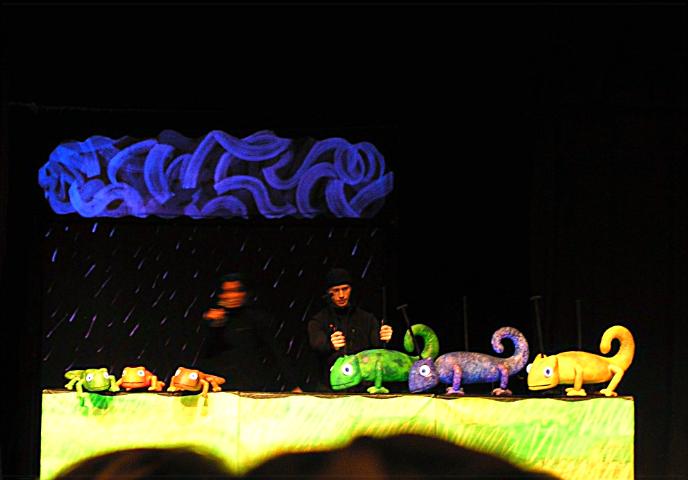 The Very Eric Carle theatre people show us how the puppets work