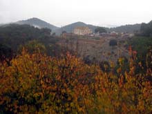 Vista des del restaurant Can Valldaura, al fons podem veure la masia de Can Valldaura