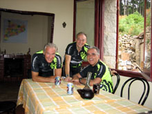El Ricard, el Llu�s i el Josep Maria al menjador de la masia de Coll de T�