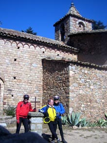 Fotografia feta davant de l'Esgl�sia de Sant Crst�fol de Cerdans