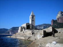 Fotografia de l'Esglesia vella de Sant Roma de Sau per sobre del nivell de l'aigua