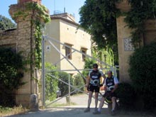 El Llu�s i el Ramon a l'entrada de la masia de Can Cat�