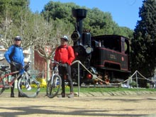 El Manel i el Josep Maria davant de una m�quina antiga del tren del carrilet Girona-Sant Feliu de Guixols