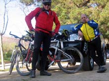 El Llu�s i el Ramon al parking del Vel�dem d'Horta