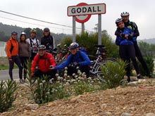 El grup a l'entrada del poble de Godall