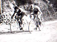 El Llu�s i el Josep Marioa fent un esprint al coll de Parpers (any 1969)