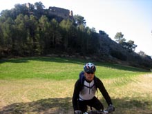 El Josep Maria i al darrera el castell de Miralles
