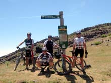 Els quatre participants a la Pedals de Foc al coll de l'Oli, porta d'entrada a la Vall Fosca