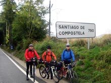 El Llu�s, el Quim i el Josep Maria a la sortida de la primera etapa a Roncesvalles, resten 790 Km. fins a Santiago