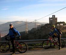 El Josep Maria i el Ramon a Collserola, al fons Torrebar�