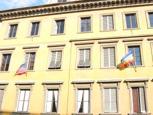 In Florence as I was going to the Pitti Palace, I did find this incredible site...An American flag flying alongside the PACE flag.