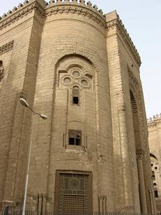 Notice the cross on this mosque which was built early on in the history of Islam.&nbsp; This reflects the influence of Christianity on Islam as many early converts to Islam were formerly Christians.