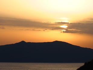 Yet another beautiful sunset on a Greek island.&nbsp; I wonder if the island natives ever get tired of these.