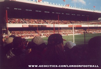 Een volgepakte East Stand