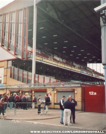 De oostkant van de Bobby Moore Stand