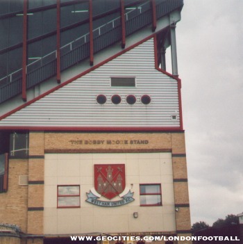 De westkant van de Bobby Moore Stand
