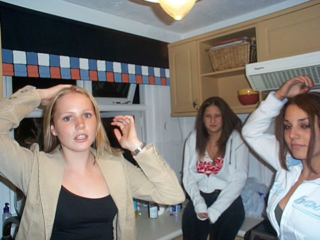 rite, every1, throw ur hands up in tha air n pull a funny face!