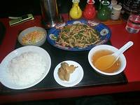 Teishoku con tiras de carne y verduras.